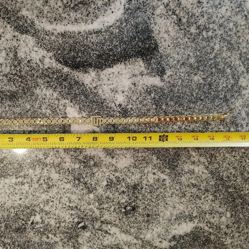 NWOT Women's chain necklace. Gold tone, with closure on back. - Picture 7 of 13